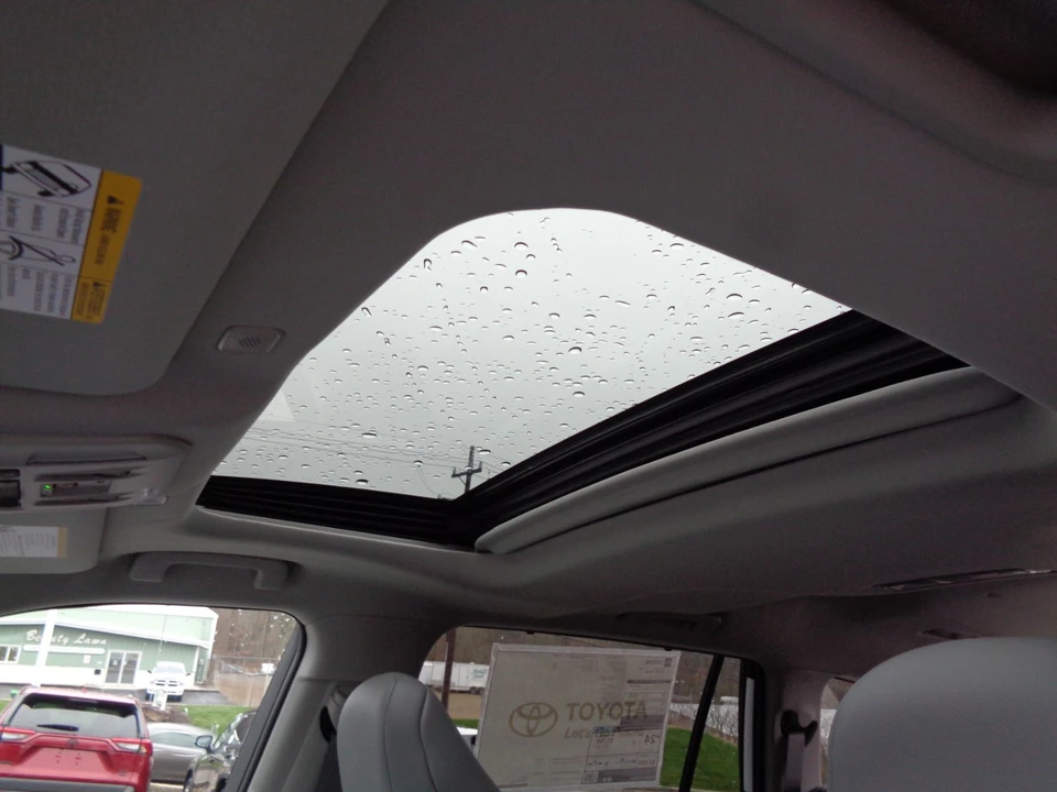 2026 Toyota Highlander - Image 14 of 21
