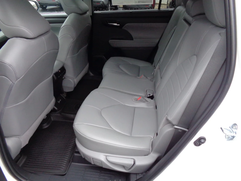 2026 Toyota Highlander - Image 15 of 21