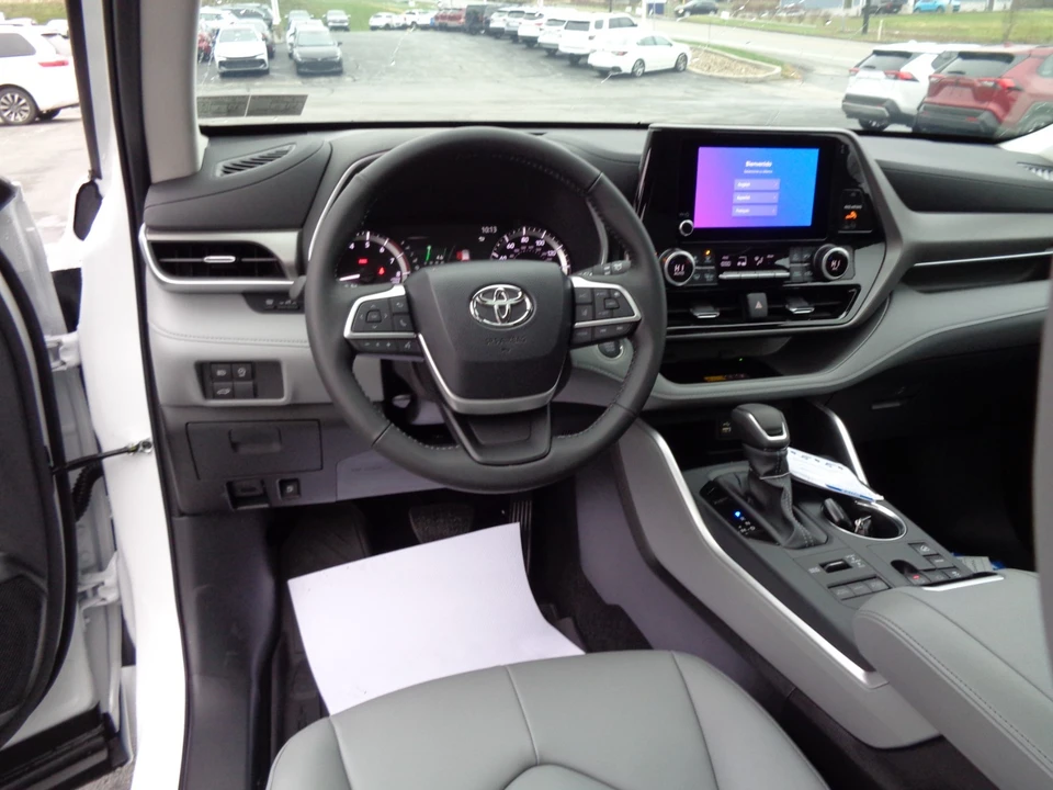 2026 Toyota Highlander - Image 16 of 21