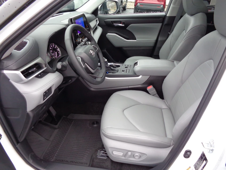 2026 Toyota Highlander - Image 12 of 21