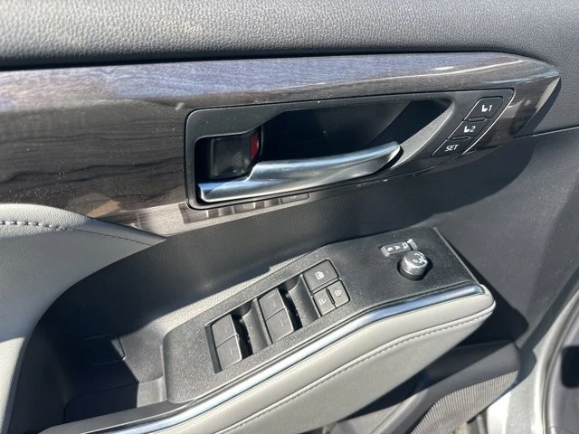 2026 Toyota Highlander - Image 5 of 15
