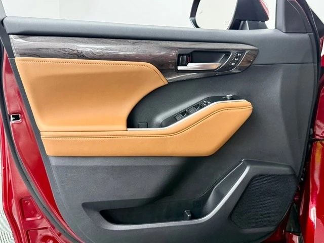 2026 Toyota Highlander - Image 17 of 21