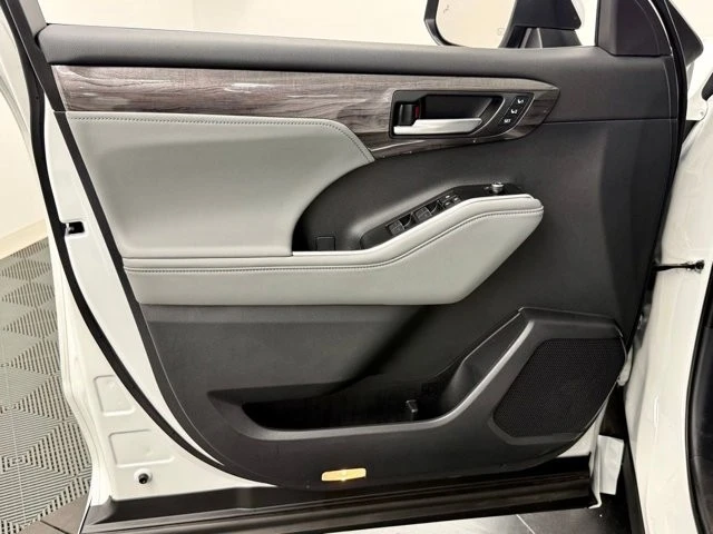 2026 Toyota Highlander - Image 17 of 21