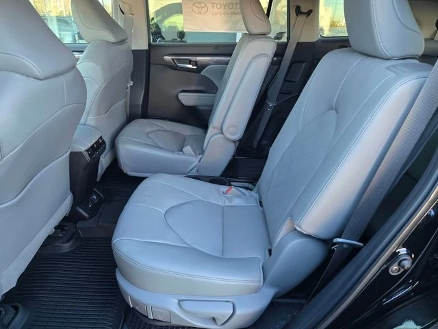 2026 Toyota Highlander - Image 8 of 12