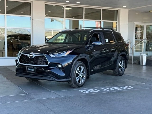 2026 Toyota Highlander - Image 2 of 12