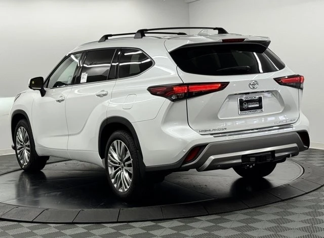 2026 Toyota Highlander - Image 10 of 12