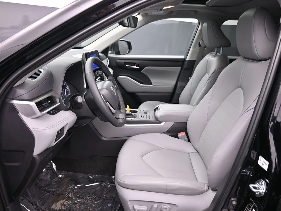 2026 Toyota Highlander - Image 19 of 31