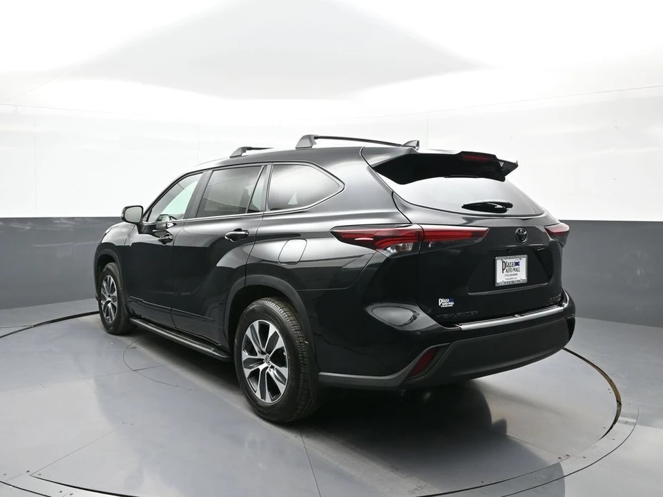 2026 Toyota Highlander - Image 8 of 31