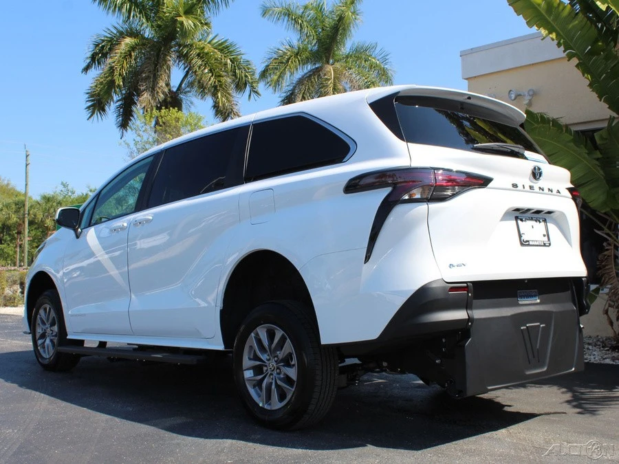 2026 Toyota Sienna 4th Gen - Image 8 of 12