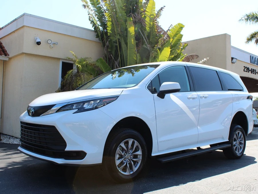 2026 Toyota Sienna 4th Gen - Image 6 of 12
