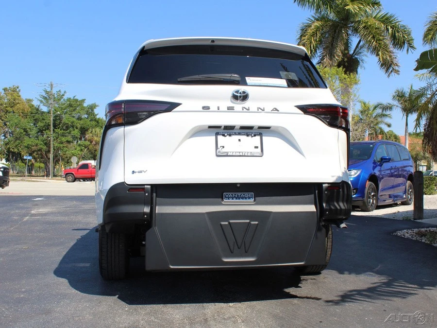2026 Toyota Sienna 4th Gen - Image 11 of 12