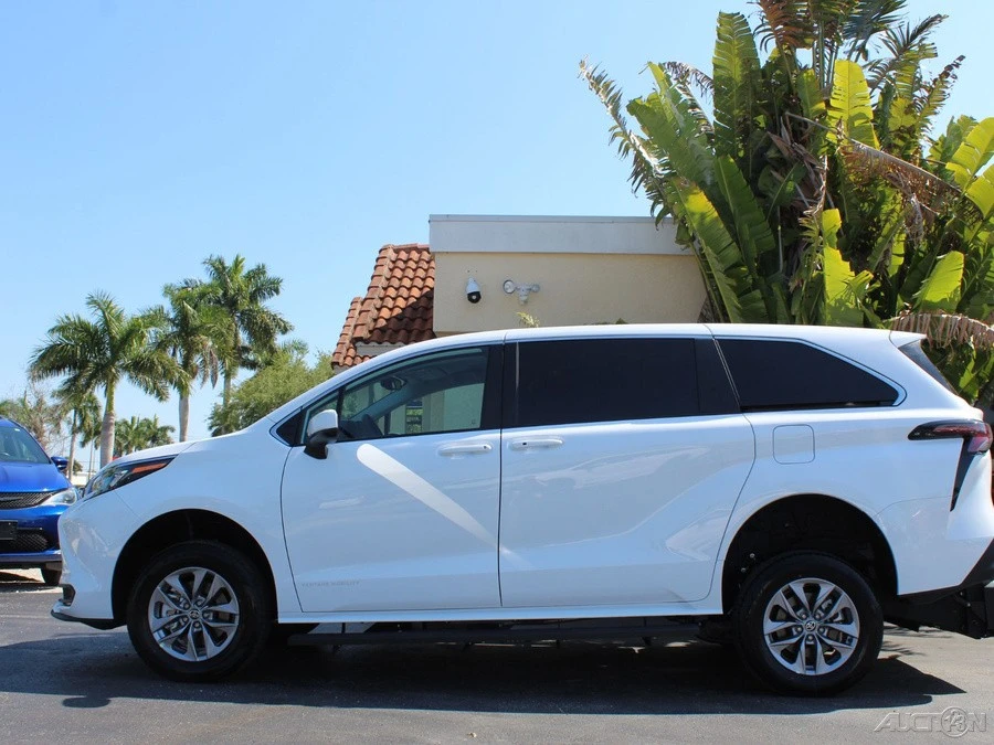 2026 Toyota Sienna 4th Gen - Image 7 of 12