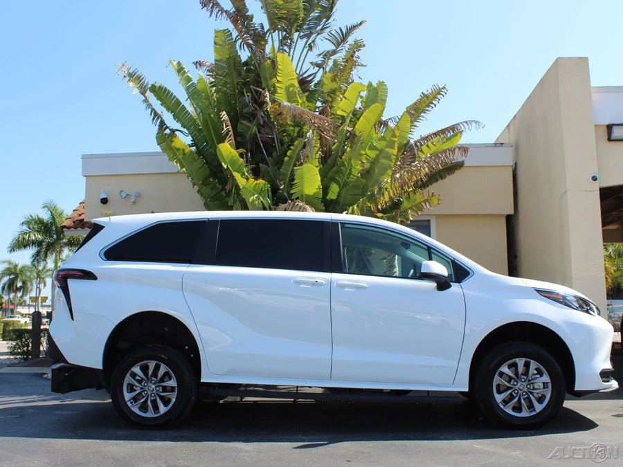 2026 Toyota Sienna 4th Gen - Image 4 of 12