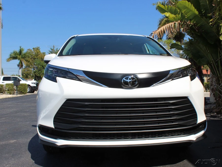 2026 Toyota Sienna 4th Gen - Image 10 of 12