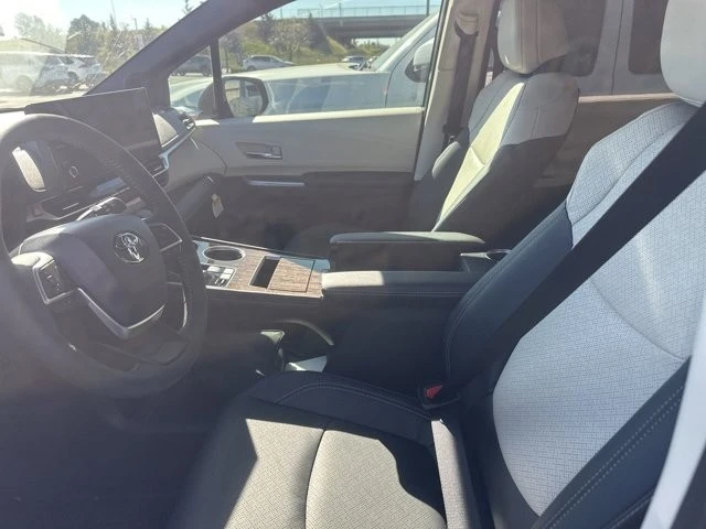 2026 Toyota Sienna 4th Gen - Image 7 of 15