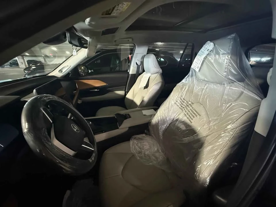 2026 Toyota Highlander - Image 2 of 4