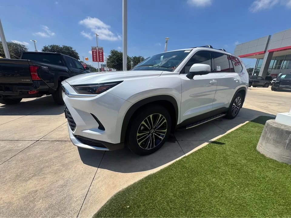 2026 Toyota Highlander - Image 2 of 4