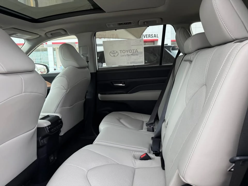 2026 Toyota Highlander - Image 6 of 9