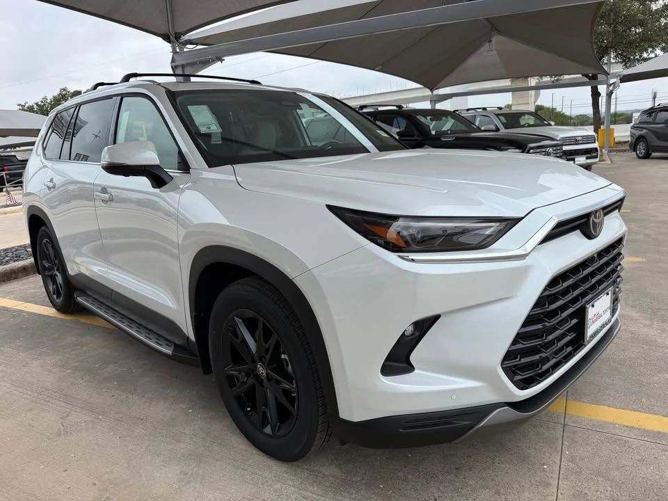 2026 Toyota Highlander - Image 2 of 9