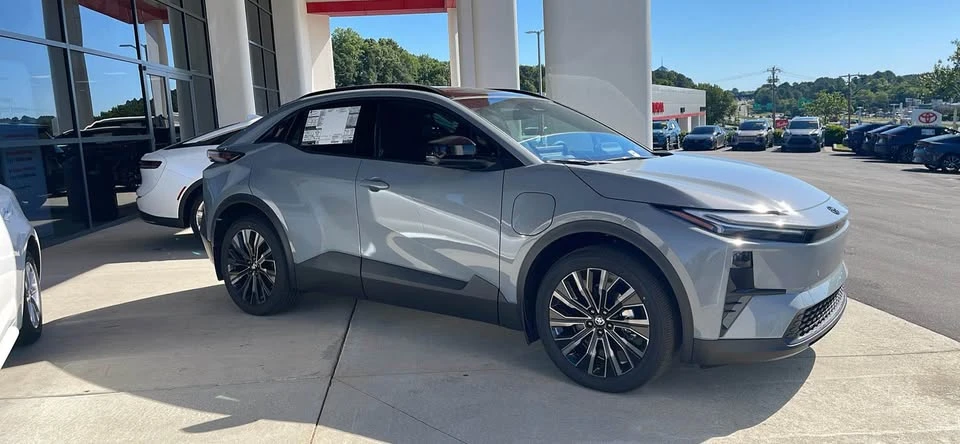 2026 Toyota C-HR - Image 4 of 15