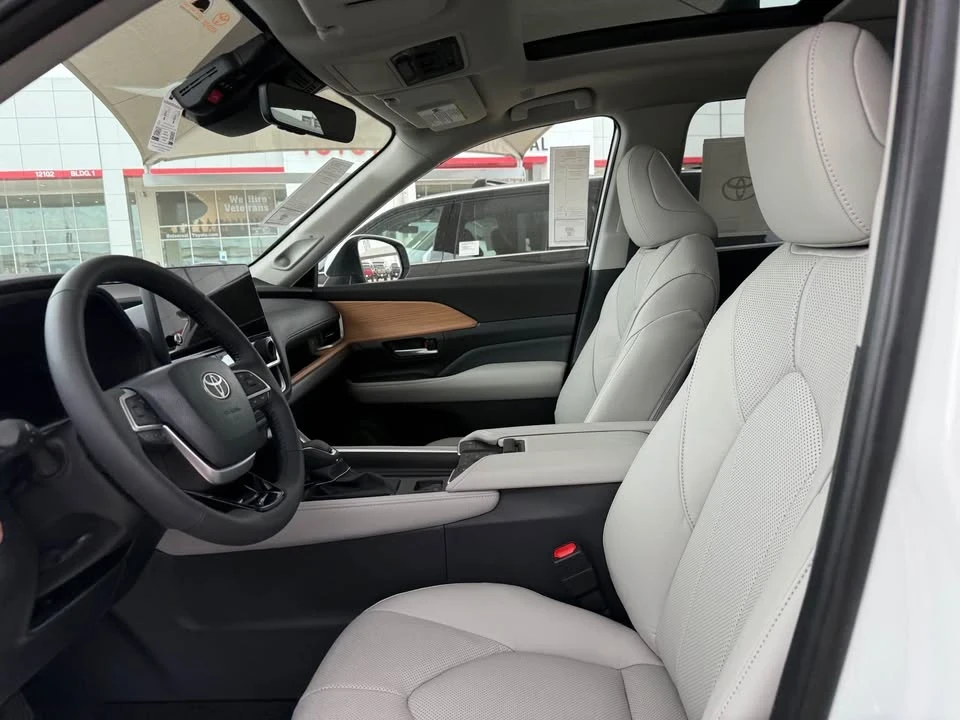 2026 Toyota Highlander - Image 5 of 9