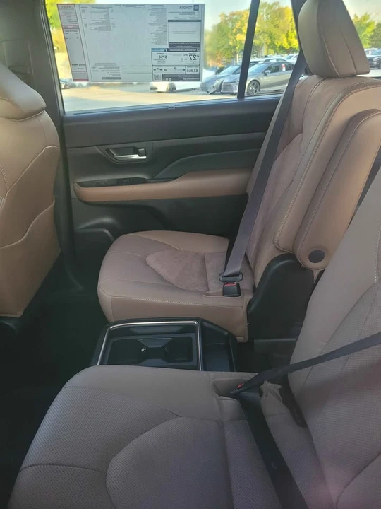 2026 Toyota Highlander - Image 10 of 13
