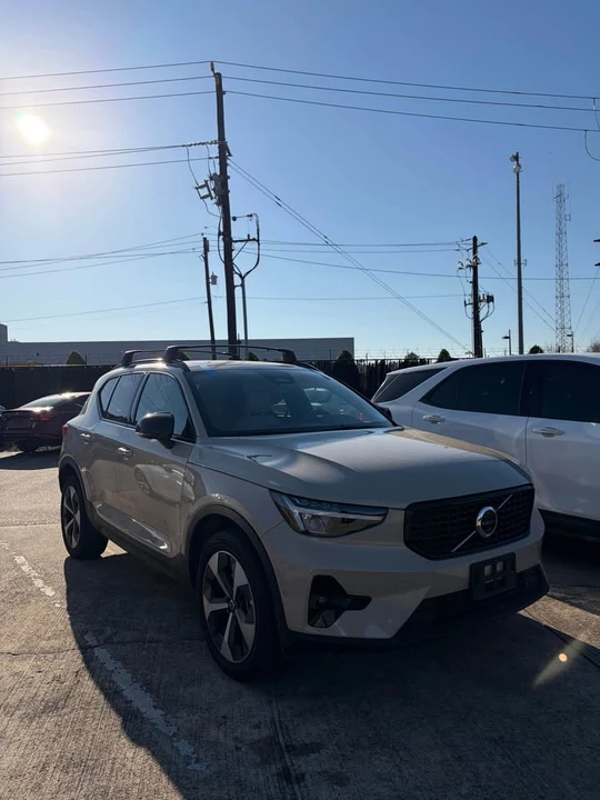 2026 Volvo XC40 - Image 2 of 4