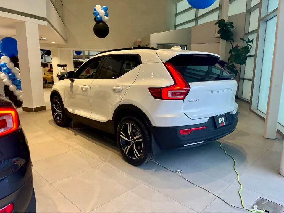2026 Volvo XC40 - Image 2 of 7