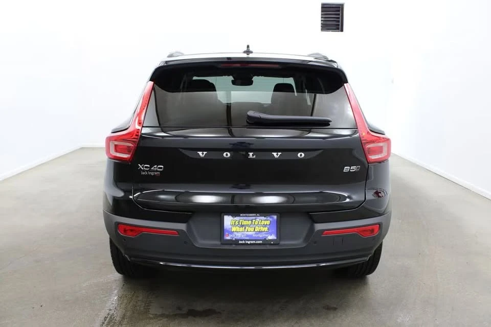 2026 Volvo XC40 - Image 2 of 20