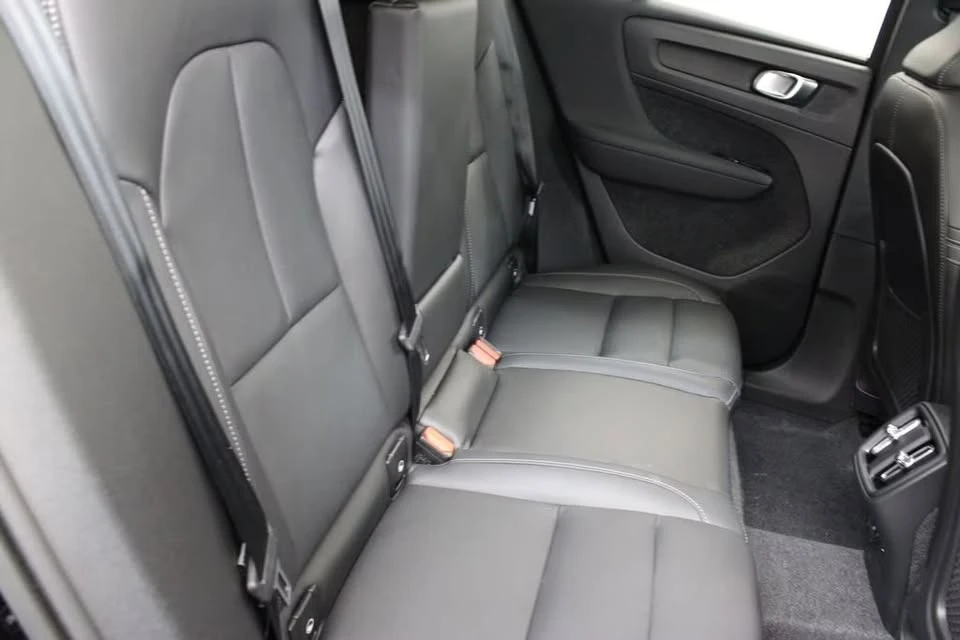 2026 Volvo XC40 - Image 9 of 20