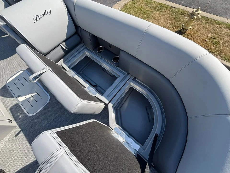 2027 Bentley - Image 19 of 20