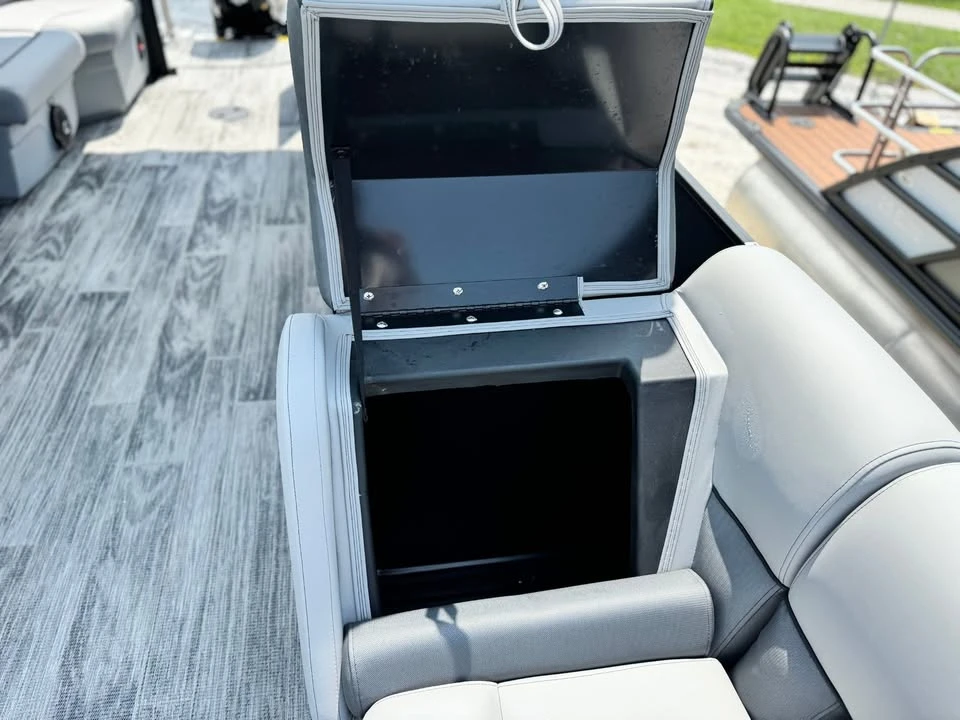 2027 Bentley - Image 17 of 20