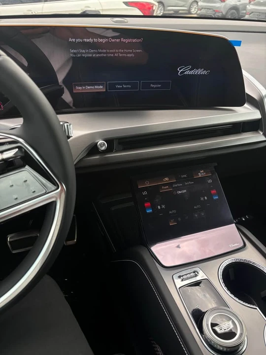 2027 Cadillac Vistiq - Image 2 of 9
