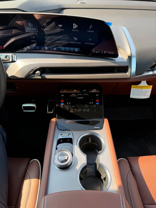 2027 Cadillac Vistiq - Image 12 of 17