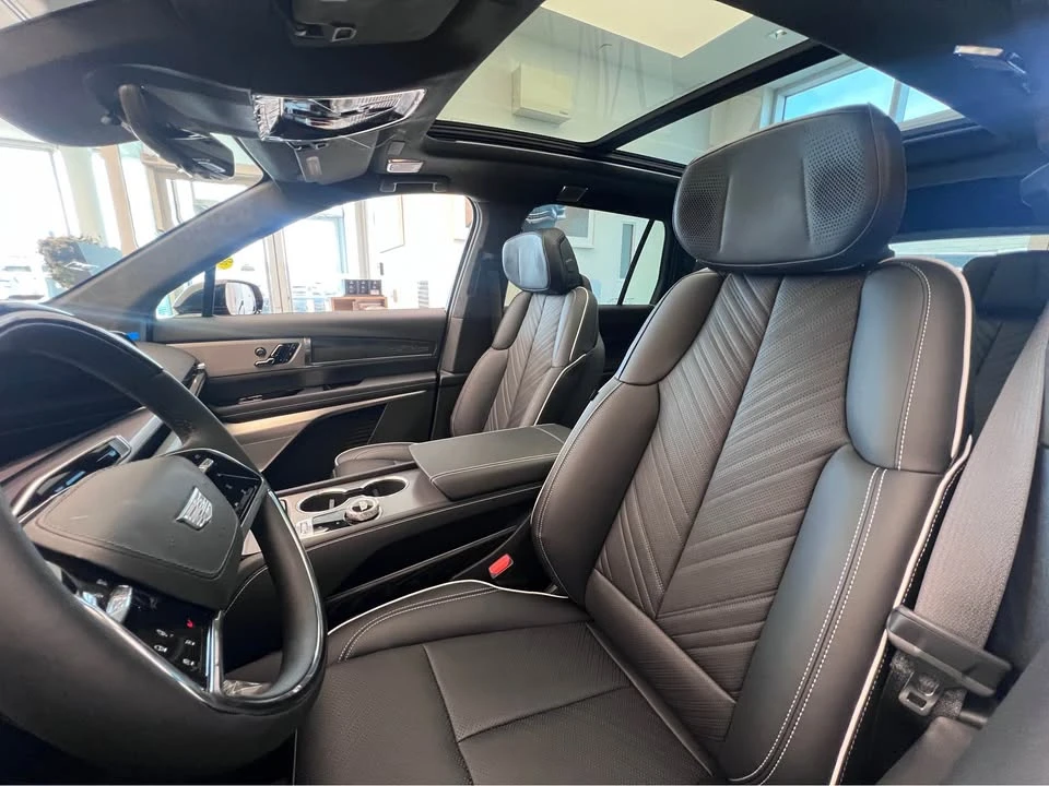 2027 Cadillac Vistiq - Image 8 of 10