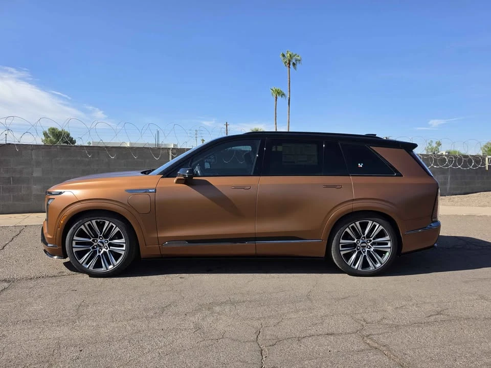 2027 Cadillac Vistiq - Image 2 of 10