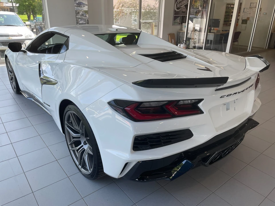 2027 Chevrolet Corvette C8 Z06 - Image 17 of 31