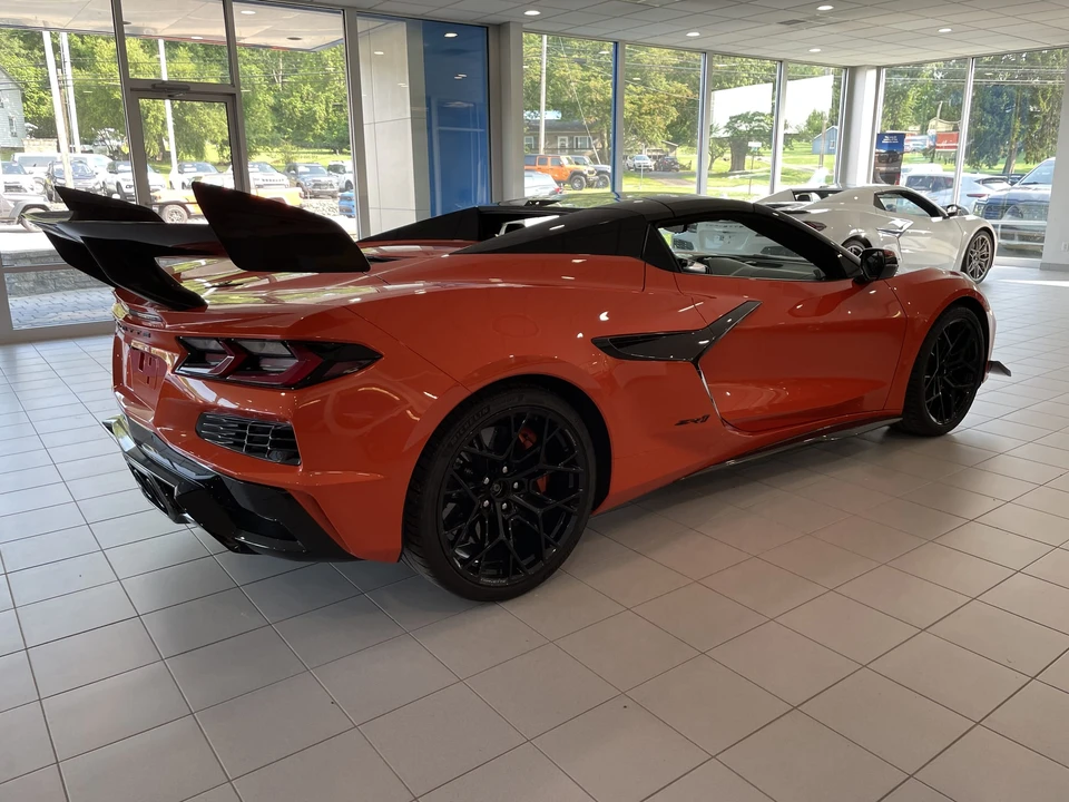 2027 Chevrolet Corvette C8 ZR1 - Image 17 of 31