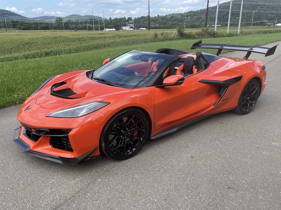 2027 Chevrolet Corvette C8 ZR1 - Image 13 of 31
