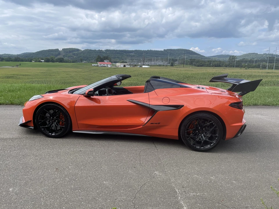 2027 Chevrolet Corvette C8 ZR1 - Image 11 of 31