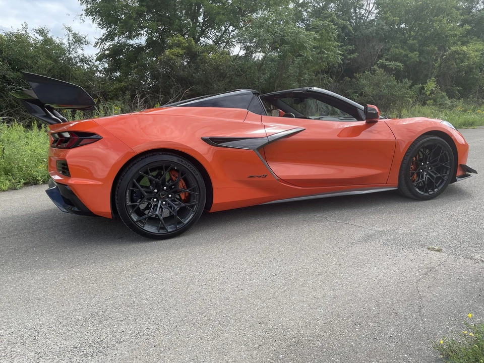 2027 Chevrolet Corvette C8 ZR1 - Image 5 of 31