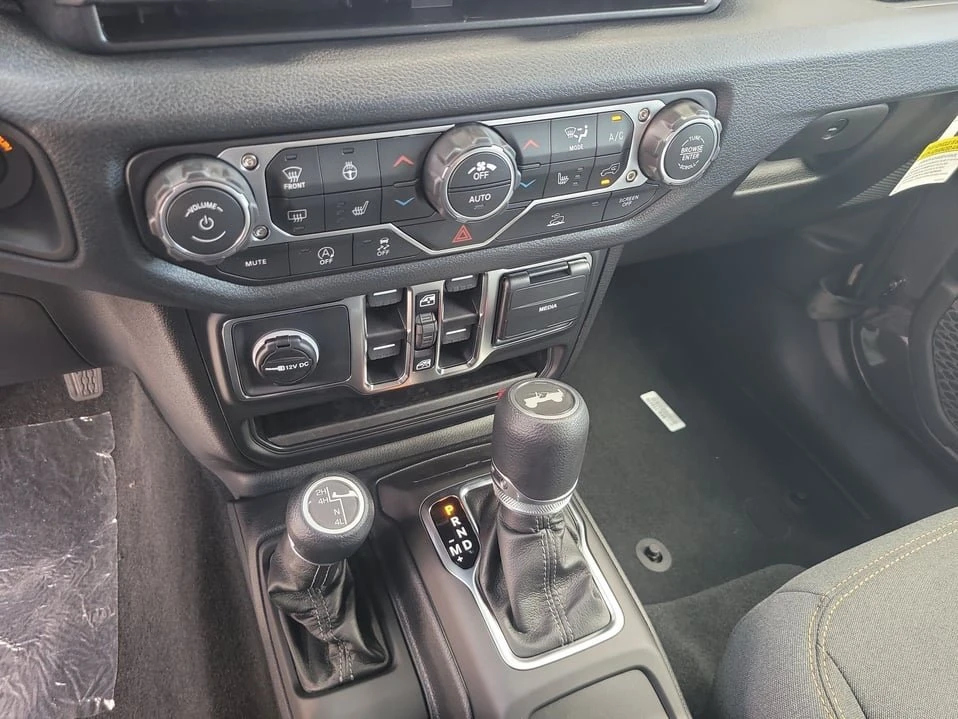 2027 Jeep JL Wrangler - Image 18 of 20