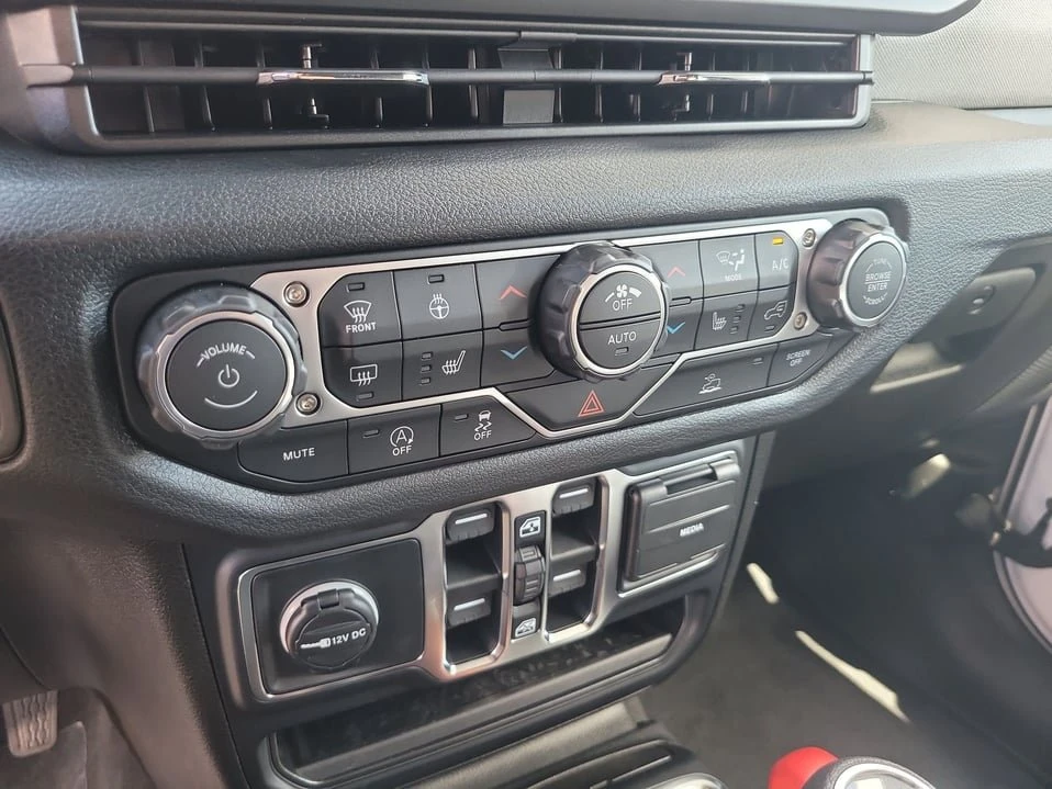 2027 Jeep JL Wrangler - Image 18 of 20