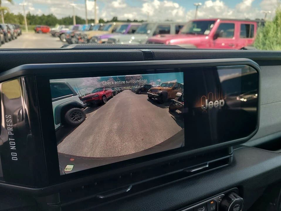 2027 Jeep JL Wrangler - Image 17 of 20