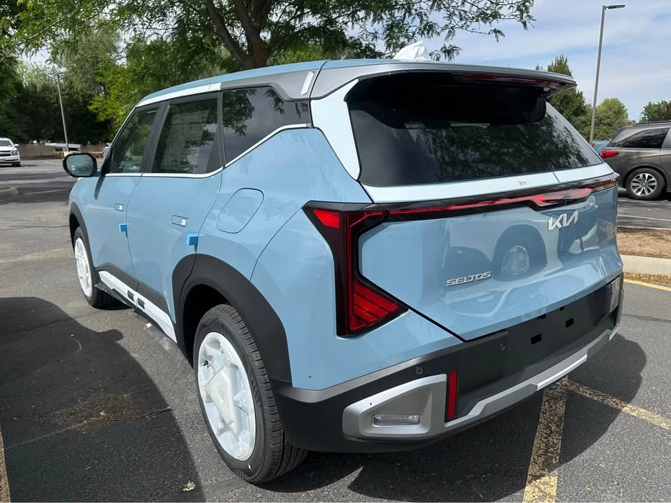 2027 Kia Seltos - Image 2 of 10