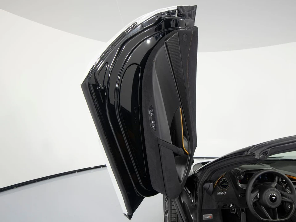 2027 McLaren 750S - Image 11 of 31