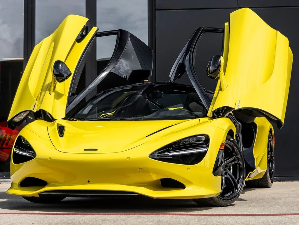 2027 McLaren 750S Coupe - Image 2 of 31