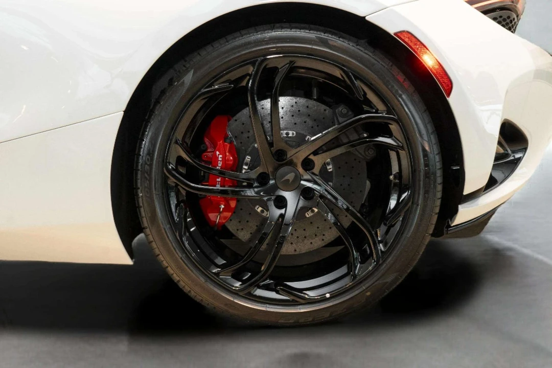 2027 McLaren 750S - Image 13 of 31