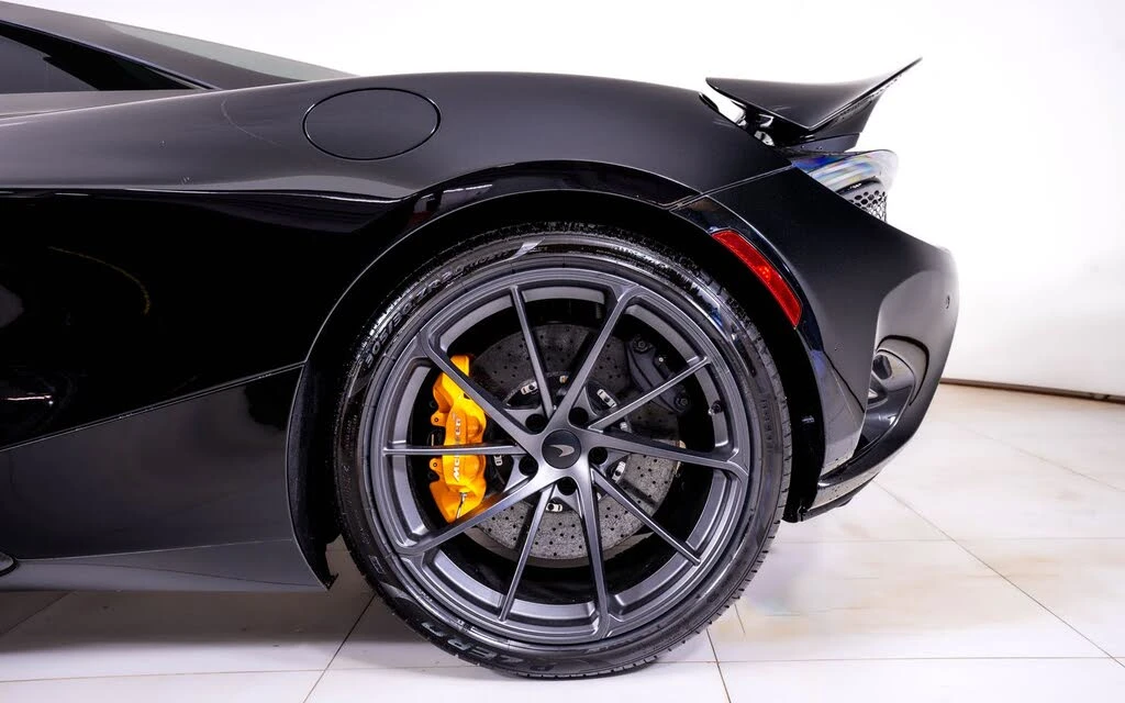 2027 McLaren 750S Spider - Image 17 of 25