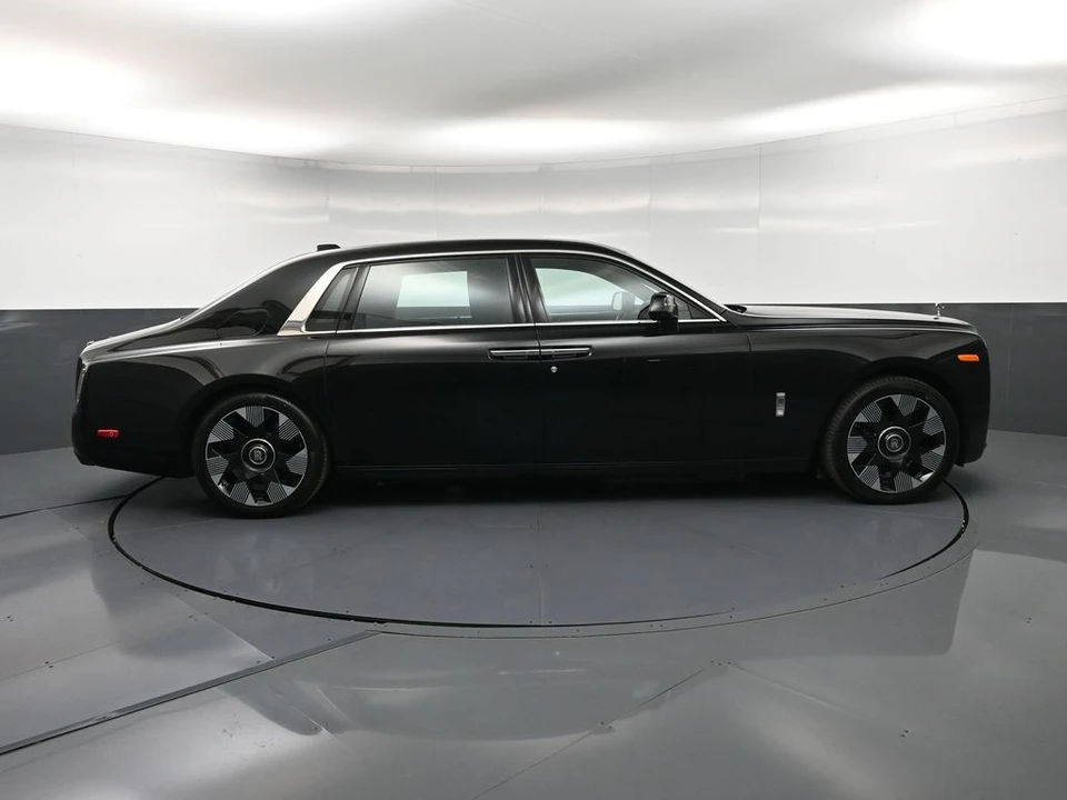 2027 Rolls-Royce Phantom VIII - Image 9 of 31